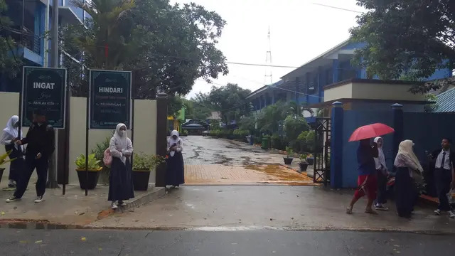 Kurang Ruang Kelas karena Siswa Membeludak, Sekolah di Batam Berlakukan Belajar Daring