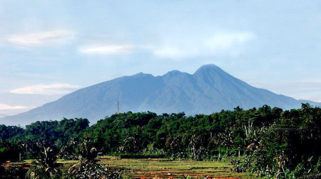 Trekking Off the Beaten Path di Gunung Salak: Petualangan yang Berbeda