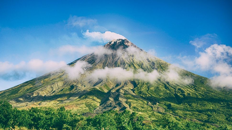 Rute Pendakian Alternatif di Gunung Salak: Mengeksplorasi Kecantikannya