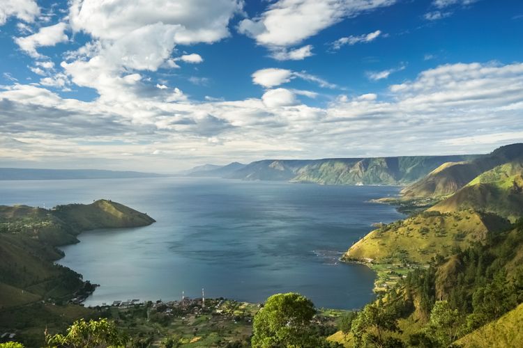  Lake Toba Parapat: Indonesia's Largest Crater Lake