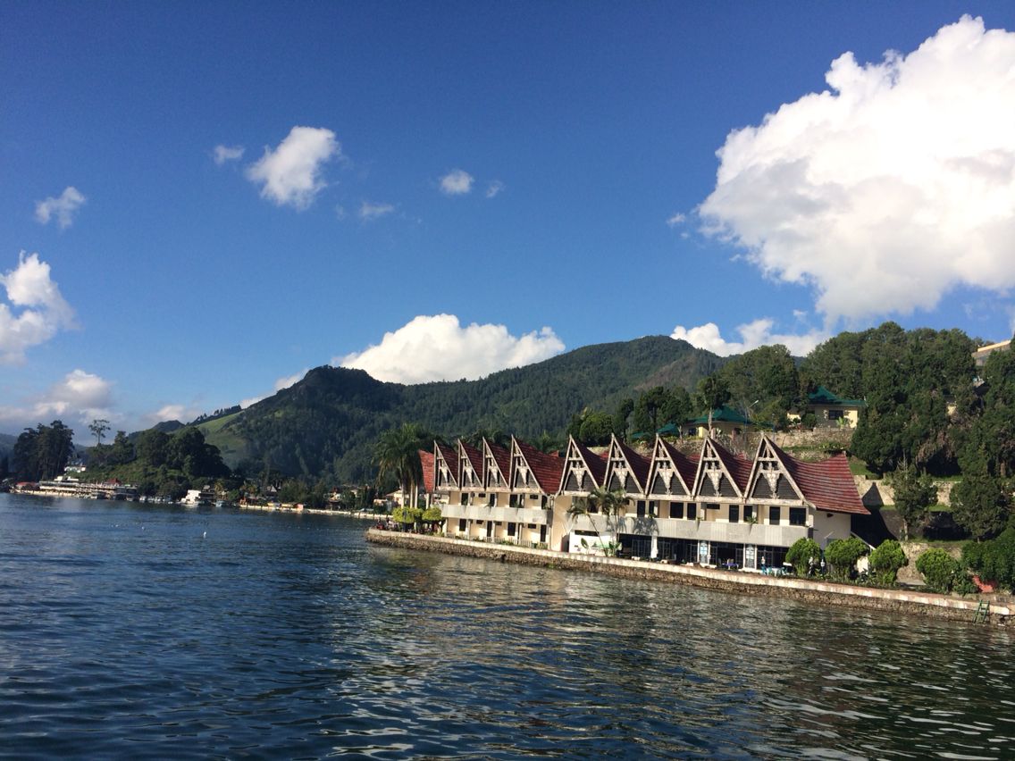 Menjelajahi Lake Toba Parapat dengan Penuh Gairah: Tips Memilih Pakej Medan yang Sesuai