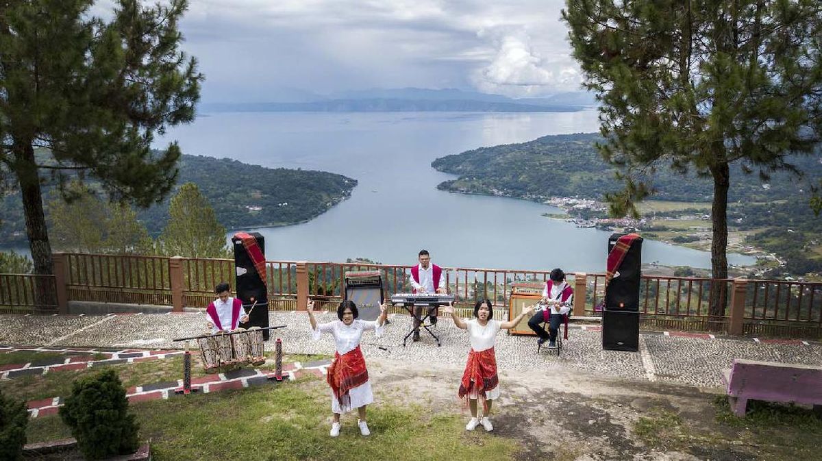 Unwind and Relax: Lake Toba Parapat's Peaceful Retreat