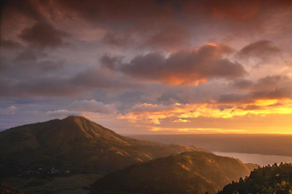 Enjoying the Sunrise at Lake Toba: A Romantic Tour from Medan