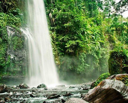 Tinggalkan Jejak Anda di Keajaiban Alam: Eksplorasi Pegunungan, Danau, dan Air Terjun